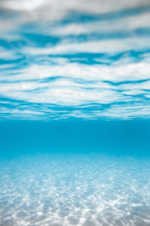 Подводные чистые воды, текстура поверхности воды, блики солнечного света 