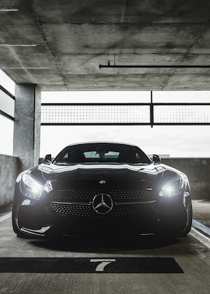 Черный Mercedes GT припаркован в гараже Тампа Флорида