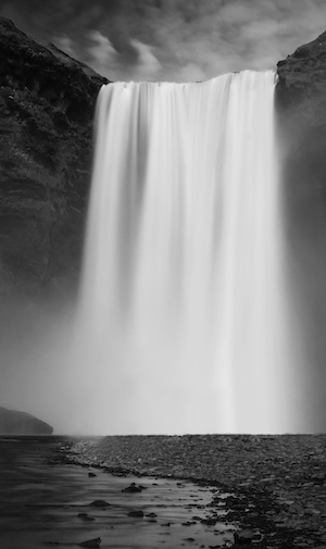 отвесный водопад посреди высоких отвесных скал, бассейн 