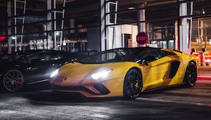 Желтый Lamborghini Aventador S в ночи 