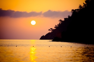 Силуэт восходящего солнца на пляже Турции. Летнее время Турция Силуэт восхода солнца над морем и небом