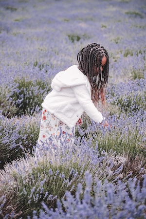 Фотосессия девушки в лавандовом поле 