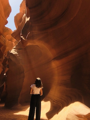 Девушка, идущая по каньону антилопы, красные скалы каньона