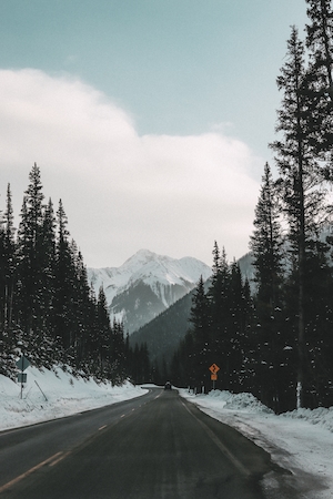дорога в снежные горы, горы и небо