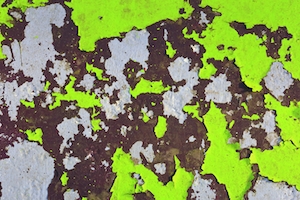 абстрактная картина, старая ярко-зеленая краска на бетоне 