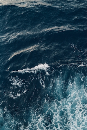 Синий океан, легкие волны, поверхность моря, рябь на воде, морская поверхность, море 