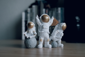 маленькие игрушечные фигурки в виде космонавтов в скафандрах