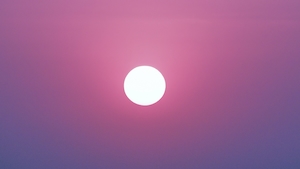 большое яркое солнце и розовое небо вокруг него 