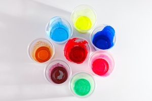 цветные краски, высушенные в пластиковых стаканчиках