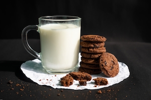 Шоколадное печенье и стакан молока