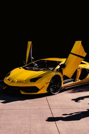 Желтый Lamborghini Aventador SV с открытыми дверьми 
