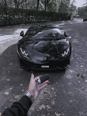 Черный Lamborghini Huracan, покрашенный в цвет черного мрамора