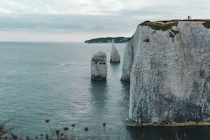 отвесные скалы и море, место, где снимали Гарри Поттера 