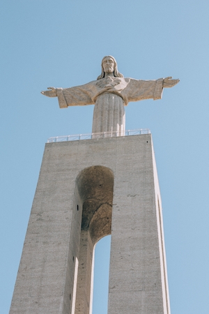 статуя Христа в Лиссабоне, вид снизу