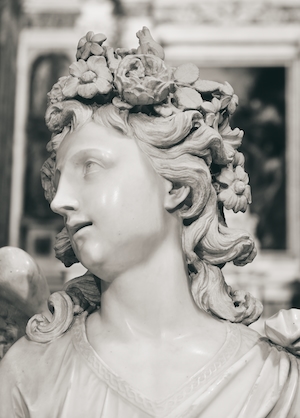 Римская статуя из белого мрамора, дева с венком на голове 