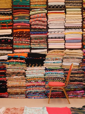 Сложенная ткань на открытом рынке Дубая, ОАЭ