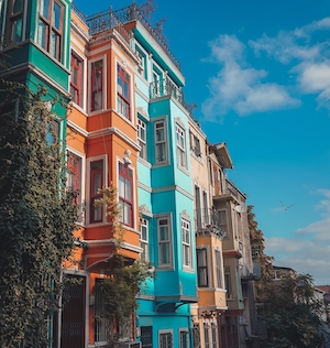 Разноцветные дома в ряд на улице