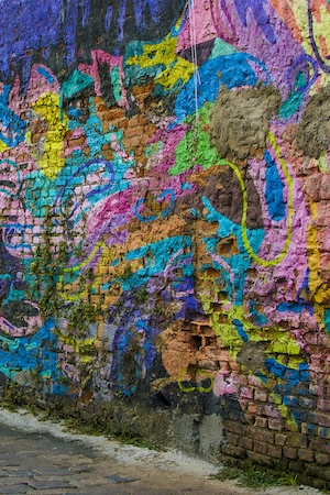 красочное граффити на кирпичной стене 