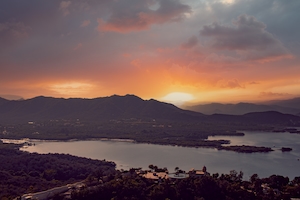 Озеро Пичола, солнце на восходе, градиент на небе, небо и горизонт во время восхода, природа