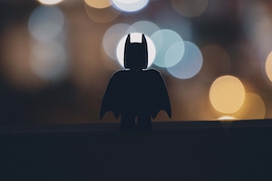 Бэтмен, стоящий в ночи