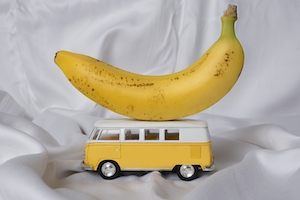 натюрморт, банан и желтый грузовичок 