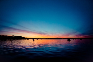 Восход солнца над водой озера летнее время