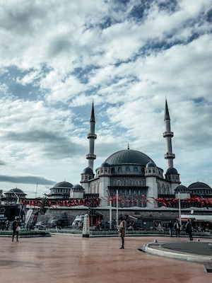 Мечеть с площади в Стамбуле