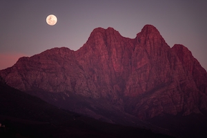 Восход луны над горным хребтом, розовые горы