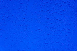 Капли дождя на синей металлической поверхности