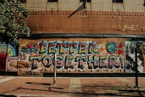 граффити на бетонной стене городского здания 