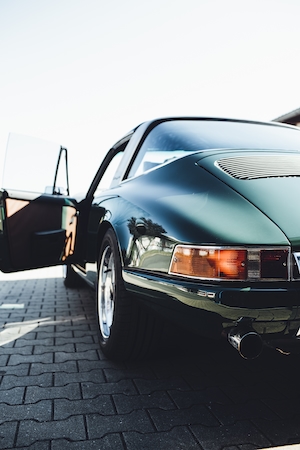 Винтажный немецкий классический спортивный автомобиль oldtimer – культовый легендарный Porsche 911 фото машины с открытой дверью сзади 