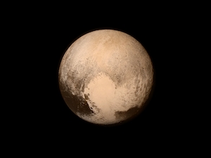 Плутон, видимый с космического аппарата, планета на черном фоне 