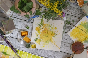 желтые цветы акварелью, рабочий стол художника 