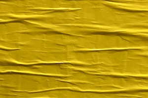 желтая стена с неровной поверхностью 