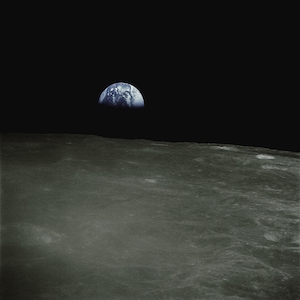Восход Земли с "Аполлона-16" 20 апреля 1972 года, планета на черном фоне 