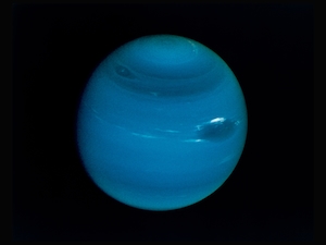 Нептун, видимый с "Вояджера II" в 1989 году, голубая планета на черном фоне 