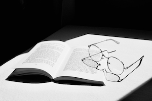 книга, очки, натюрморт