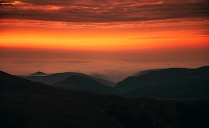 Восход солнца над горами, горный пейзаж