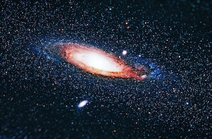 Космический фон с галактикой Андромеда (Туманность Андромеды) с размытием по краю фотографии. Стильный горизонтальный размытый фон с туманностью Андромеды, звездное небо, космическое пространство 