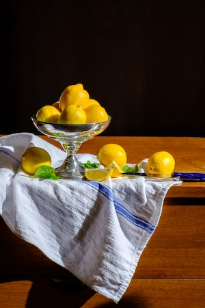 Натюрморт, ткань и цитрусовые, лимоны в вазе 