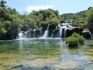 Водопады в Хорватии, водопад в лесу, поток водопада в лесу, большие скалы