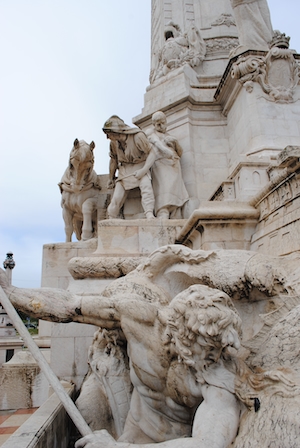 Белая античная скульптура в Лиссабоне, Португалия