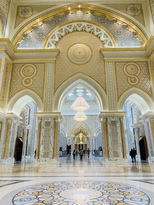 Белая мечеть в Дубае, бело-золотые арки 