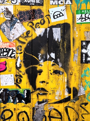 граффити на желтой стене 
