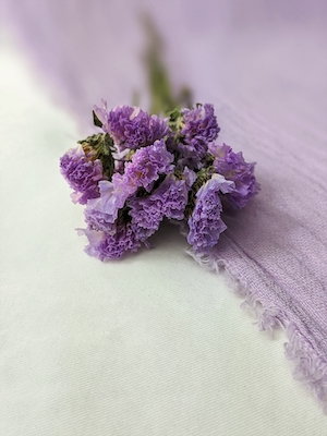 Засушенные цветы на марле и хлопчатобумажной ткани 