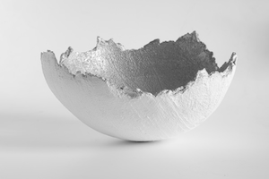 корзина в виде разбитого яйца, черно-белая фотография 