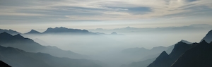 горный пейзаж в тумане