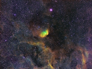Область туманности Тюльпан в созвездии Лебедя. Радуга цветов в палитре Хаббла. Черная дыра Лебедь X1 расположена выше и справа от Тюльпана,  разноцветные космические пятна, звездное небо, космос 