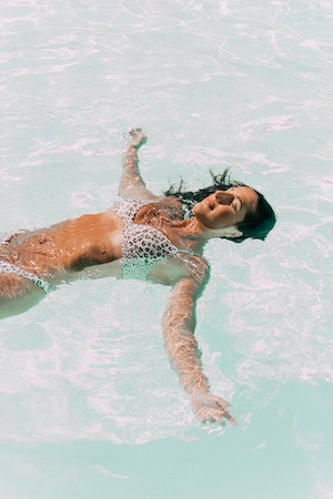 летнее время и легкая жизнь, девушка плавает на поверхности воды