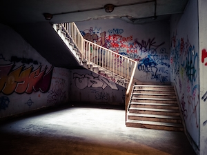 Подземная лестница в городской среде, граффити 